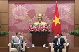 越南国会副主席阮克定会见法国参议员、法越友好议员小组主席、法国参议院欧洲事务委员会副主席阿兰·卡德克。图自越通社
