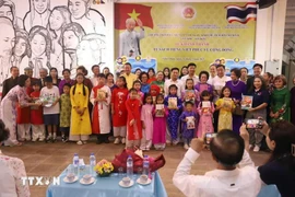 “服务越侨社群越南语书柜”在泰国东北部乌隆他尼省亮相。图自越通社