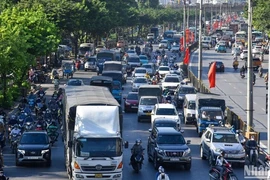 排放自交通运输工具的污染物是导致大城市空气污染的主要原因之一。图自人民报