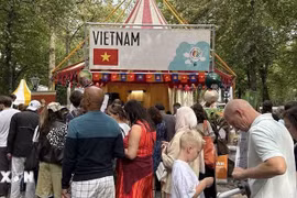 游客排队品尝“We love Phở”展位的牛肉粉。图自越通社