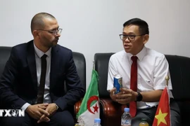 越南驻阿尔及利亚大使陈国庆与巴特纳省工商会主席阿卜杜勒卡德尔·图米。图自越通社