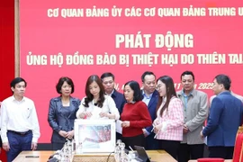 越共中央党机关党委干部和职员为受灾群众捐款，支持灾后恢复重建。图自越通社