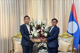 越南驻泰国大使范越雄率团前往老挝驻泰国大使馆，祝贺老挝人民民主共和国国庆50周年。图自越通社