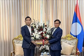 越南驻泰国大使范越雄率团前往老挝驻泰国大使馆，祝贺老挝人民民主共和国国庆50周年。图自越通社