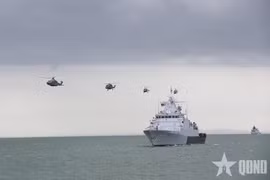 马来西亚皇家海军的4架直升机在阅兵式中飞过。图自《人民军报》