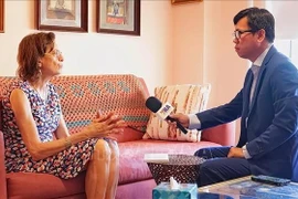 美国社会活动家朱丽叶·乌切利在接受越通社记者采访。图自越通社