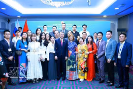越南政府总理黎明兴会见旅俄越南人代表。图自越通社