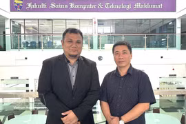 马来亚大学计算机科学与信息技术学院副院长萨伊达尔·拉扎利·本·阿祖赫里副教授接受越通社驻马来西亚记者采访。图自越通社