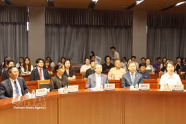 越南驻中国大使范青平（中）出席在北京外国语大学（BFSU）举行的“越中文化、旅游与教育交流及青年作用”专题交流活动。图自越通社