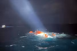一艘载有10人的韩国渔船12日晚在韩国济州岛西归浦附近海域倾覆。图自越通社