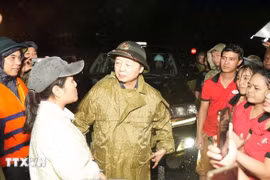 越南副总理陈红河前往顺化市富春坊芝陵街看望受灾群众。图自越通社