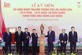 苏林总书记向最高人民法院赠送胡志明主席雕像。图自越通社
