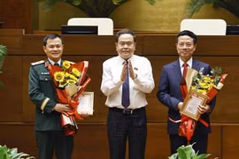 越南国会主席陈青敏向科技部部长阮孟雄和越南军队电信集团（Viettel）董事长兼总经理曹德胜颁发“致力于越南国会事业”纪念章。图自越通社