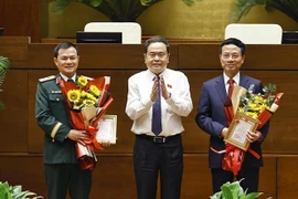 越南国会主席陈青敏向科技部部长阮孟雄和越南军队电信集团（Viettel）董事长兼总经理曹德胜颁发“致力于越南国会事业”纪念章。图自越通社