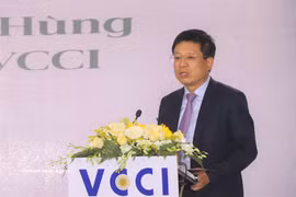 越南工商会主席胡士雄发表讲话。图自越通社