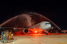 阿联酋航空首趟飞往岘港的航班以喷水仪式迎接。太阳集团供图