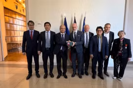 越南驻法国大使馆代表团与与东比利牛斯省工商会（CCI）代表合影。图自越通社