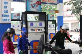 4月24日15时起越南各类成品油零售价上调。图自越通社