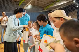 吴芳璃夫人还向中心的运动员们赠送了礼物。图自https://vietnamnet.vn/