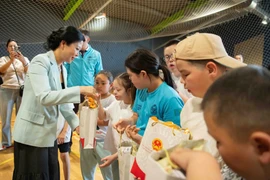 吴芳璃夫人还向中心的运动员们赠送了礼物。图自https://vietnamnet.vn/