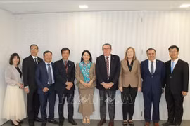 双方代表合影留念。图自越通社