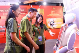 人民公安干部和战士参观人民安全力量成就展示区。图自越通社