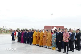 越南驻老挝大使馆举行活动缅怀凯山·丰威汉主席。图自越通社