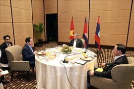 越南政府总理范明政与柬埔寨、老挝总理共进工作早餐。图自越通社