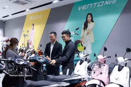 从2026年7月1日起，河内将试点在特定时段或一环线内区域限制燃油摩托车。图自越通社