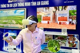 游客通过虚拟现实体验旅游产品。图自越通社