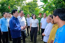 越南政府副总理梅文政走访慰问受灾群众。图自越通社