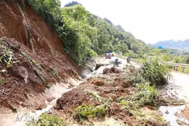 由于强降雨引发山体滑坡，造成交通安全隐患。图自越通社