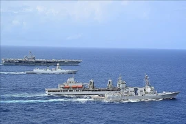 附图：印度“维沙卡帕特南”号导弹驱逐舰与“阿迪亚”号补给舰。图自亚洲国际新闻社/越通社