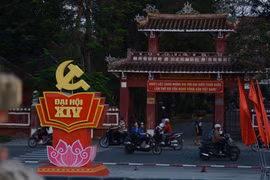 在顺化市中心各公园区域设置的横幅和装饰，热烈欢迎党的第十四次全国代表大会。图自越通社