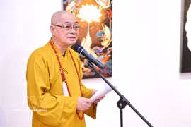 越南佛教教会中央文化部常务副主任释明贤上座发表讲话。图自越通社