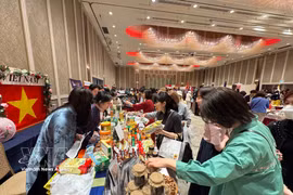 越南传统产品在日本慈善义卖活动上绽放光彩。图自越通社
