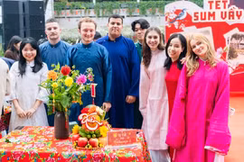 国际学生体验越南传统春节文化。图自Vietnam+
