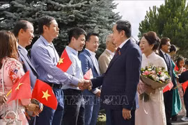 越南国会主席陈青敏偕夫人及越南高级代表团在瑞士日内瓦会见了越南常驻联合国和各国际组织代表团工作人员、驻瑞士大使馆干部以及旅瑞越南人社群代表。图自越通社