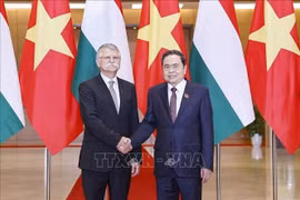 越南国会主席陈青敏与匈牙利国会主席格维尔·拉斯洛。图自越通社