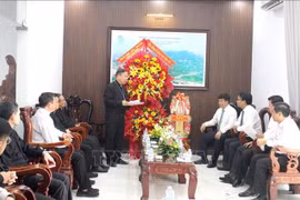 林同省省委、人民议会、人民委员会和祖国阵线委员会走访并祝贺藩切教区主教座堂和藩切教区主教、越南主教委员会秘书长杜孟雄。图自越通社