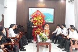 林同省省委、人民议会、人民委员会和祖国阵线委员会走访并祝贺藩切教区主教座堂和藩切教区主教、越南主教委员会秘书长杜孟雄。图自越通社