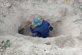 K53工作队组织开挖并发掘出两具烈士遗骸。图自越通社