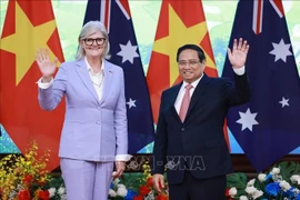 越南政府总理范明政和澳大利亚总督萨曼莎·莫斯廷。图自越通社