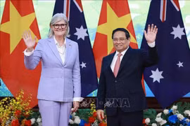 越南政府总理范明政和澳大利亚总督萨曼莎·莫斯廷。图自越通社