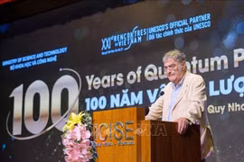 2012年诺贝尔物理学奖获得者塞尔日·阿罗什教授在会议上发言。图自越通社