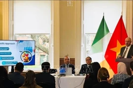 爱尔兰农业及饲料集团 Auranta 首席执行官约翰·卡伦（John Cullen）介绍符合越南绿色转型需求的环保技术和产品。图自越通社