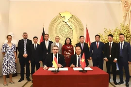 越南国家副主席武氏映春出席并见证签署仪式。图自越通社