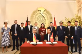 越南国家副主席武氏映春出席并见证签署仪式。图自越通社