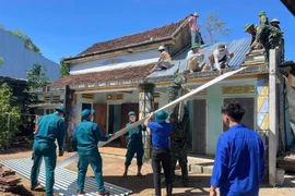 Lực lượng xung kích xã Tây Hồ (Đà Nẵng) giúp dân sửa chữa nhà bị tốc mái. Nguồn baochinhphu.vn 岘港市西湖乡突击队帮助居民修复被掀翻屋顶的房屋。图自baochinhphu.vn