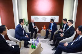 范明政总理会见美国Cisco集团亚太区总裁吴大维。图自越通社